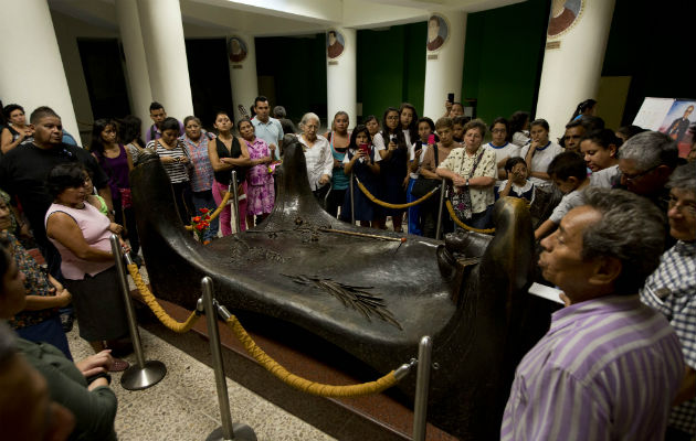 Fileles visitan la tumba de Óscar Romero. Foto/ AP