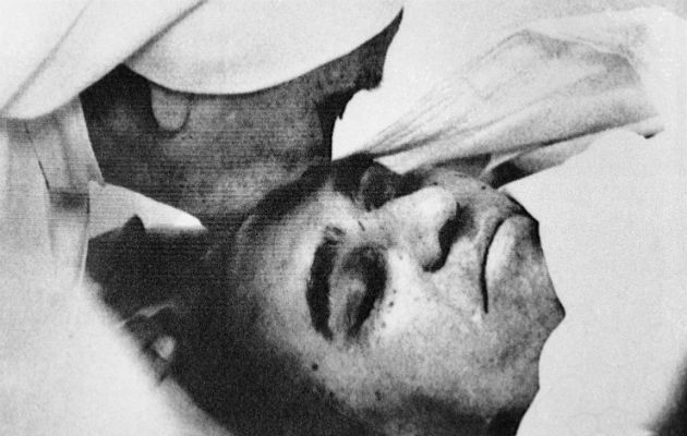 Una monja besa a monseñor asesinado en 1980. Foto/ AP