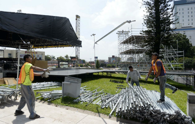 Trabajan en el montaje del evento de beatificación. Foto/ EFE