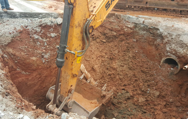 La T presentaba un ruptura por la cual se estaba saliendo el agua potable. / Foto: Raimundo Rivera