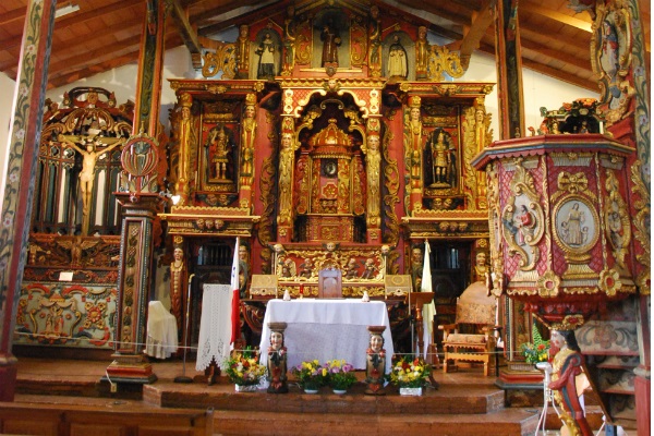 El altar mayor del templo, cuya construcción data de 1630. /@victoreliseo