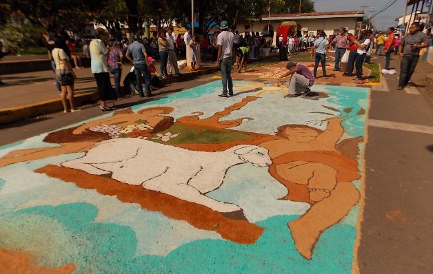 Para que la procesión pase se han creado alfombras florales.