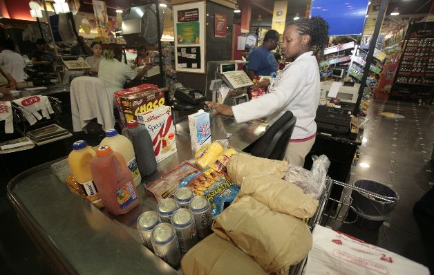 Panameño se gasta un promedio de $108.70 en carnes. / Archivo Sube el costo de la canasta básica y disminuye calidad