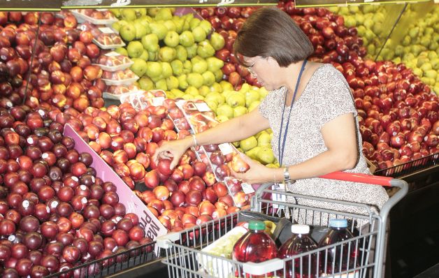 El grupo de las frutas aumentó $13.79 desde el 2003, según el MEF. / Archivo Sube el costo de la canasta básica y disminuye calidad