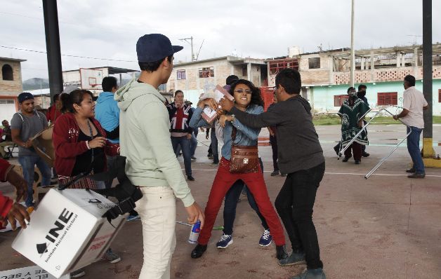 Residentes de Tixtla defienden la urna de los manifestantes.