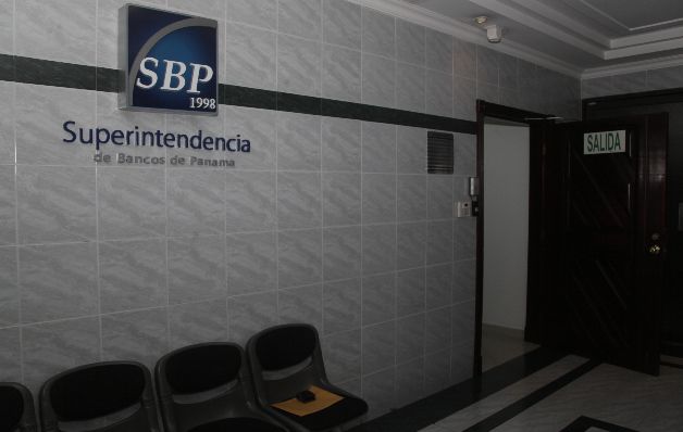 Medida inoportuna: La Superintendencia informó que el Banco Universal reportaba "un alto grado de debilidad, remarcada en los últimos informes de las inspecciones integrales realizadas", no obstante, expertos señalan que los reportes financieros dicen otra cosa, y fue inoportuna.