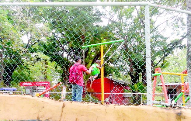 En el área de juego de niños más pequeños, así luce el cercado, lo que representa un peligro para los pequeños. Gestión del Despacho de la Primera Dama es cuestionado