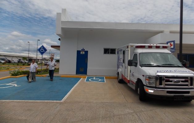 Según los pacientes, la ambulancia que hay en el centro es privada. / Zenaida Vásquez Enfermos renales esperan campaña de concienciación
