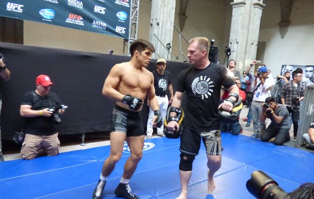 Cejudo (izq.) peleará mañana. / Enyoline Barría Henry Cejudo, el 'mensajero' de los jóvenes