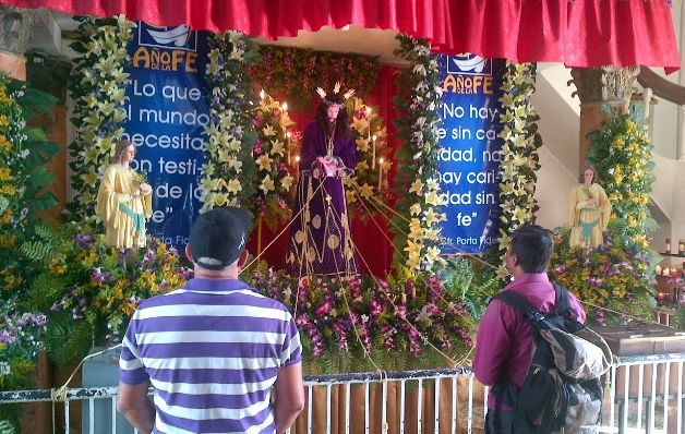 Imagen de Jesús Nazareno fue puesta en manos de restauradores. / Víctor Eliseo Rodríguez Peligran íconos religiosos de Veraguas por descuido