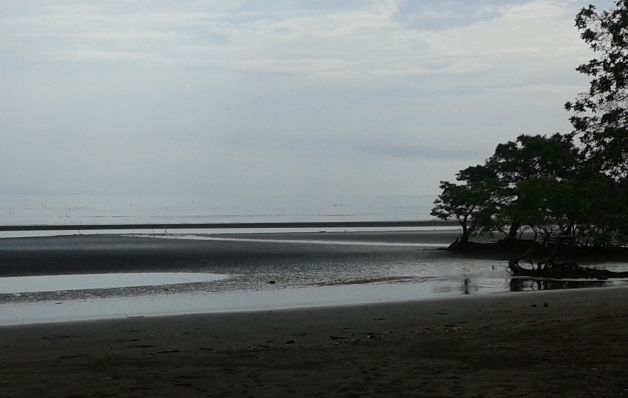 Pescadores centran sus labores en las aguas cercanas. Playa El Retén, un sitio lleno de historia en Monagrillo