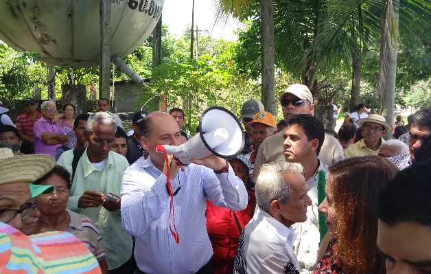 El ministro de Seguridad, Rodolfo Aguilera, llegó a la protesta en Boquerón.