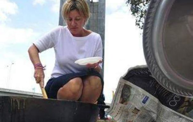 La primera dama, en campaña, servía comida a indígenas en contra de la minería e hidroeléctricas.