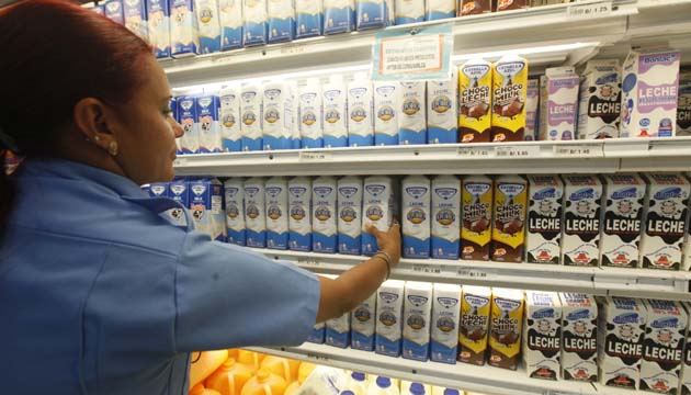 Acodeco informó que podría volver a imprimir envases de leche con el precio.
