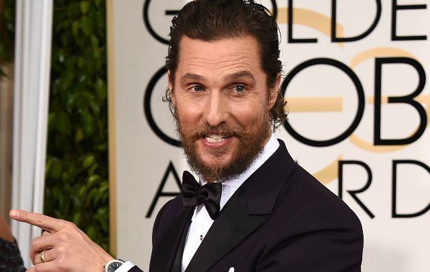 Matthew McConaughey luce la barba frondosa y algo descuidada.