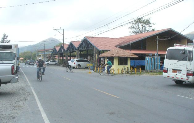 En el céntrico mercado local se puede encontrar de todo. / Elena Valdez El Valle de Antón, hermoso sitio para visitar todo el año