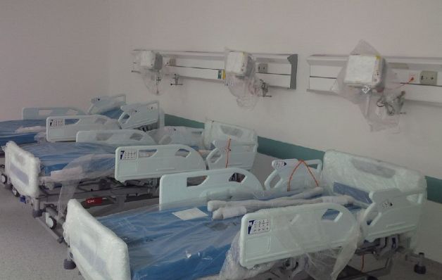 Tiene capacidad para 450 camas de hospitalización.