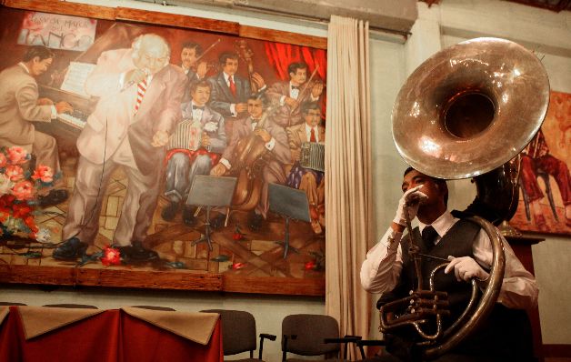 José Gabriel Álvarez toca una tuba en la Escuela Mayor de Tango.