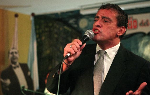Un hombre cantando tango en el restaurante El Patio del Tango.