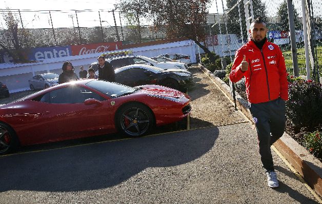 Arturo Vidal llegó a los entrenamientos, antes del accidente, en su Ferrari, color rojo.