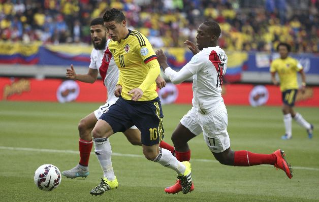 James Rodríguez (izq.) ha sido uno de los jugadores más laureados, tanto por su juego como por su humildad con los fanáticos.