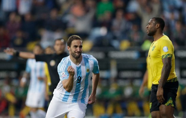 Gonzalo Higuaín (izq.) le regaló un partido alegre a Argentina contra Jamaica.