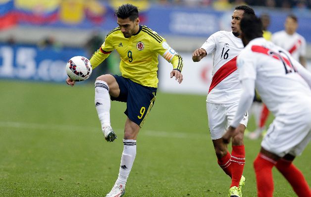 Radamel Falcao García (izq.) no ha tenido una buena exposición en esta Copa.