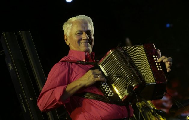 Ulpiano Vergara apareció en la tarima con un derroche de energía.