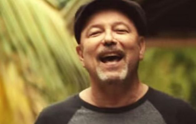 El cantante argentino Diego Torres junto al artista panameño Rubén Blades. Es una imagen del video.