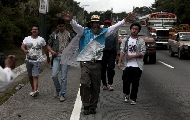 Hombre  cumple  marcha contra la corrupción  