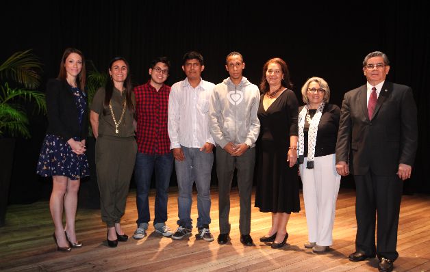  Panamá premió a tres jóvenes poetas 