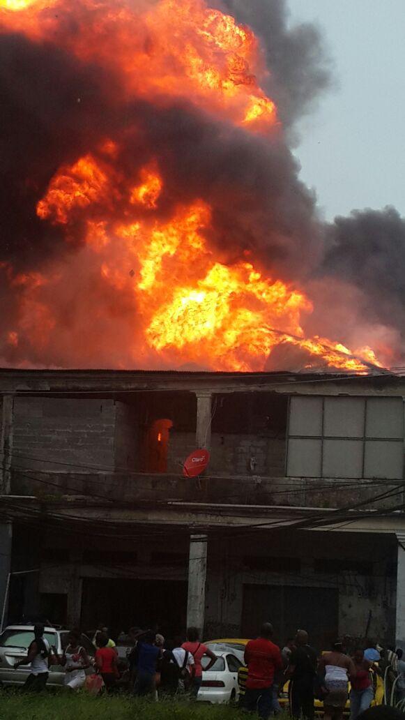 Incendio dio inicio en la parte alta del caserón. / Fotos: Delfia Cortez