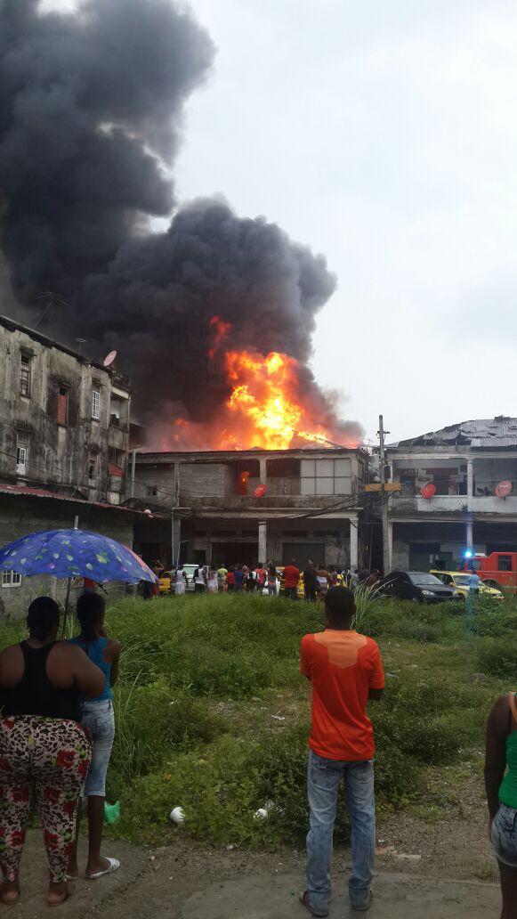 Incendio dio inicio en la parte alta del caserón. / Fotos: Delfia Cortez