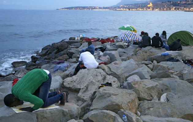 Inmigrantes rezando. Foto/ AP