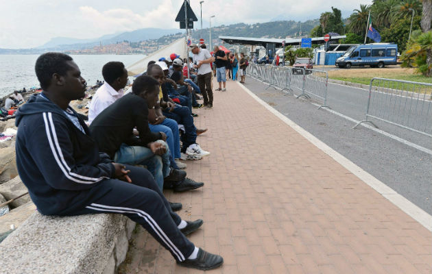 Inmigrantes permanecen en la localidad fronteriza con Francia. Foto/ EFE