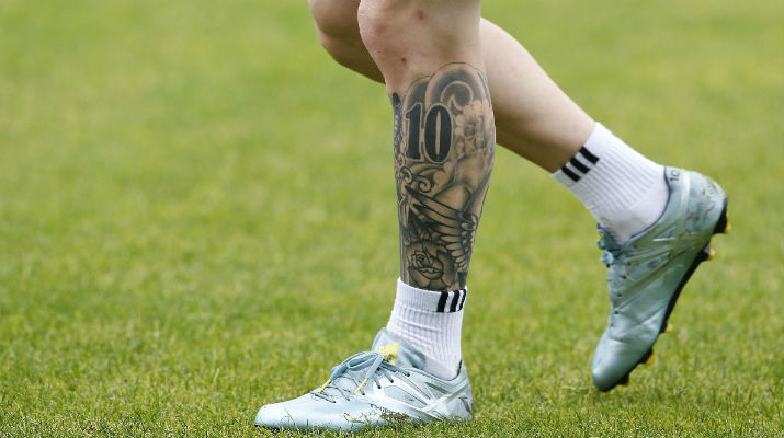 Messi tiene tatuajes en su brazo derecho y en su pierna izquierda. / Foto: AP