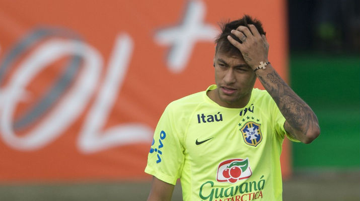 Neymar tiene un gran número de tatuajes y siempre sorprende con sus llamativos cortes de cabello. / Foto: AP