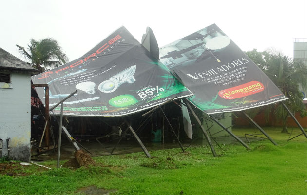 El viento derribó vallas publicitarias. / Foto: Delfia Cortez
