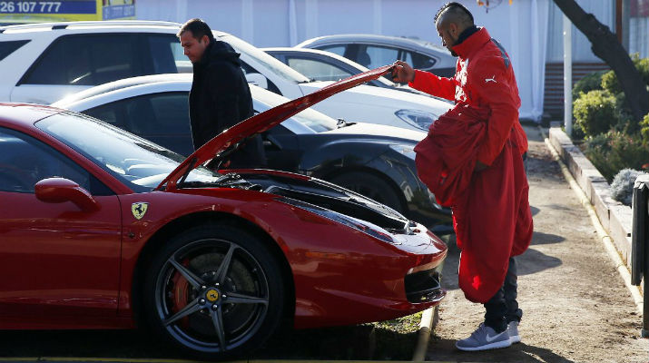 Vidal y su lujoso vehículo antes del accidente. / Foto: EFE