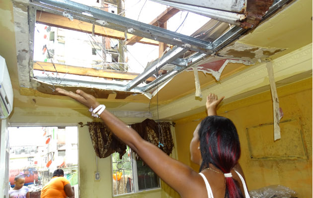 El viento dejó sin techo varias casas en Colón. / Foto: Delfia Cortez