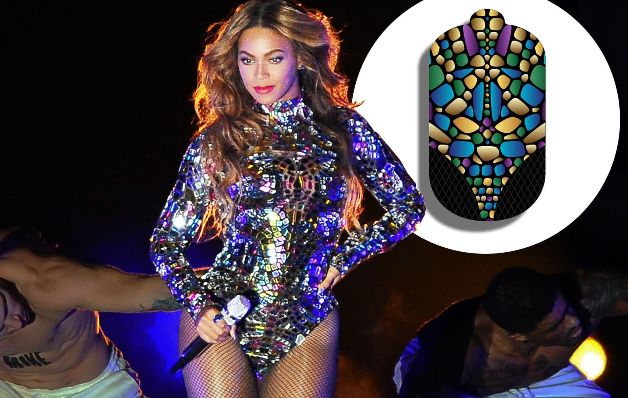 Beyoncé, con la colección de uñas postizas inspiradas en su carrera. / Archivo Famosas por sus extraños diseños