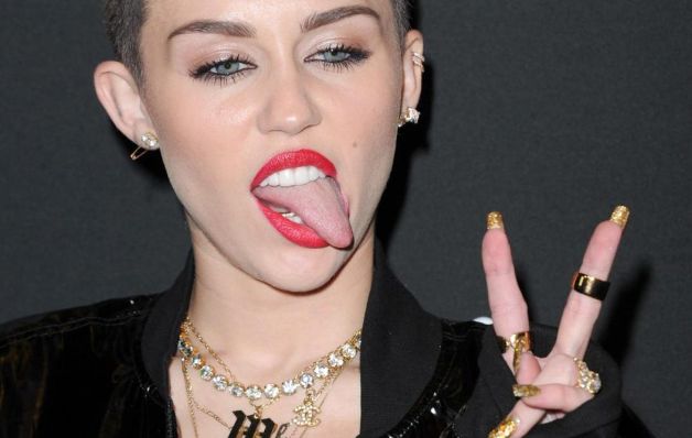 Miley Cyrus se encargó de diseñar un tatuaje por 10.000 dólares. / Archivo Famosas por sus extraños diseños