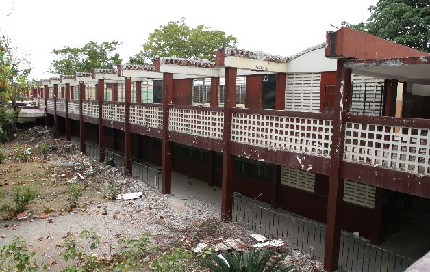 El mal estado en que están las infraestructuras de centros educativos como el Instituto José Dolores Moscote impidió que los estudiantes iniciaran clases el pasado 2 de marzo como el resto de los colegios. Erradicar escuelas rancho, otra promesa incumplida