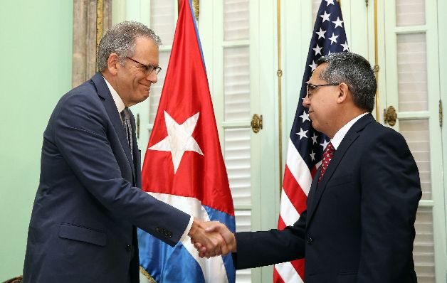 Marcelino Medina (d) se reunió con Jeffrey DeLaurentis. / EFE Las relaciones de EE.UU. y Cuba, ahora en el Congreso