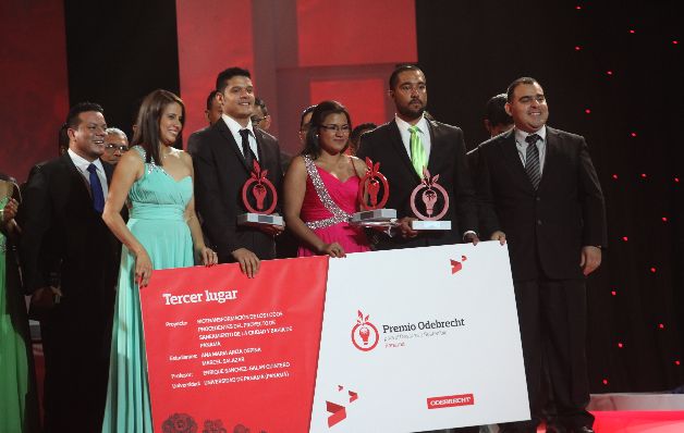 Tercer premio. Reciben el incentivo a su talento e ingenio. Premio Odebrecht al desarrollo sostenible