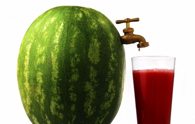 La sandía viene a ser la variedad frutal que más cantidad de agua posee. / Archivo Mucha calor, al 100% la hidratación