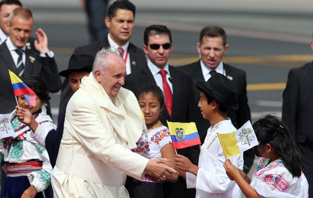 Francisco rompió el protocolo y saludó primero a un grupo de niños. El papa insta a fomentar el diálogo al llegar a Ecuador