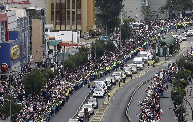 Miles de ecuatorianos se tomaron las calles para saludar al papa. El papa insta a fomentar el diálogo al llegar a Ecuador