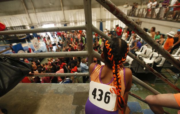 Los atletas entrenan entre barras oxidadas y paredes deterioradas por el paso del tiempo, esto los impulsa a seguir adelante hasta alcanzar sus metas deportivas sin importar las limitaciones que encuentren en el camino. / Edwin González Una verdadera casa del terror