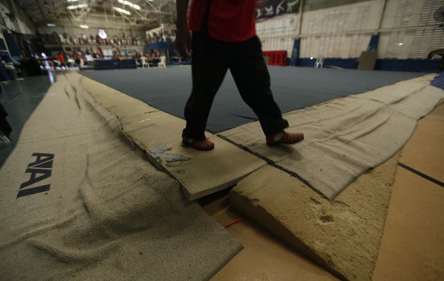 Los clubes se han organizado para realizar algunas mejoras al gimnasio, pero esto no es suficiente para solucionar todos los problemas que aquejan al edificio, que demanda más atención de las autoridades encargadas del deporte. / Edwin González Una verdadera casa del terror